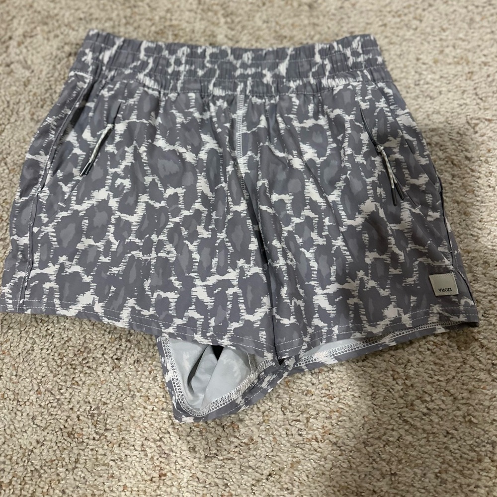 Vuori Dash Short, size small, in opal spots